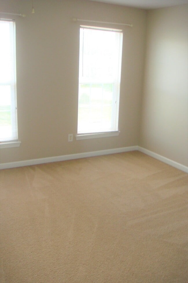 Building Photo - Great Home Community Pools Like A Resort