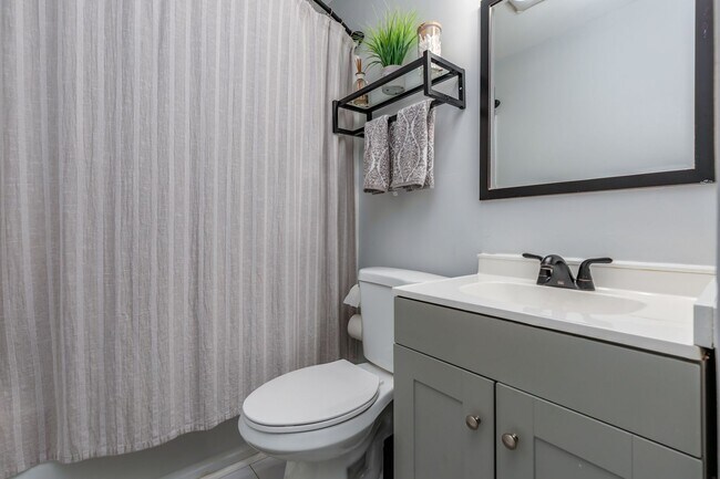 Building Photo - Charming 3-Bedroom Coastal Home in the Hea...