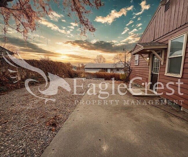 Building Photo - Spacious 3-Bedroom 2 bathroom Home with Great Mountain Views and Bonus Room!!