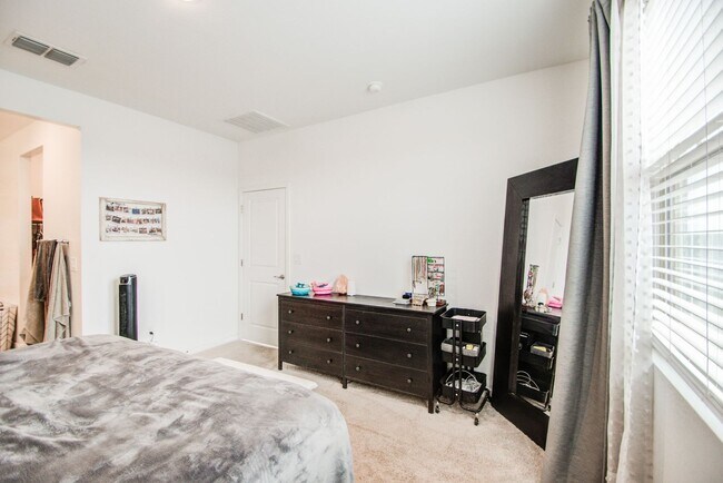Building Photo - Lovely Single Family 4 bedroom for rent!