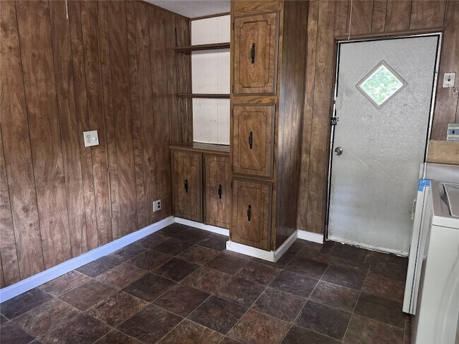 Building Photo - 854 Queenswood St