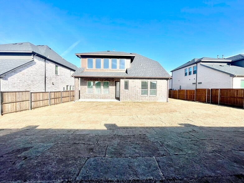 Building Photo - 16643 Chadwell Dr