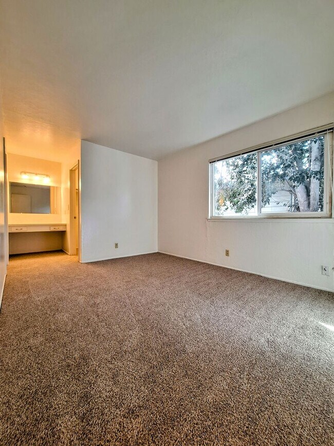 Building Photo - Refurbished 3bd Townhouse Style Apartment