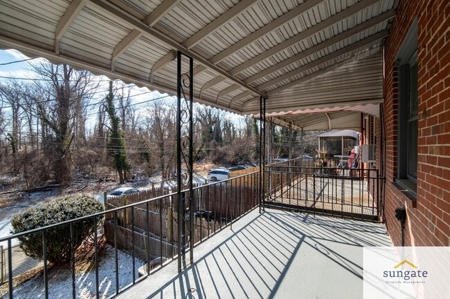 Building Photo - 751 Yale Ave