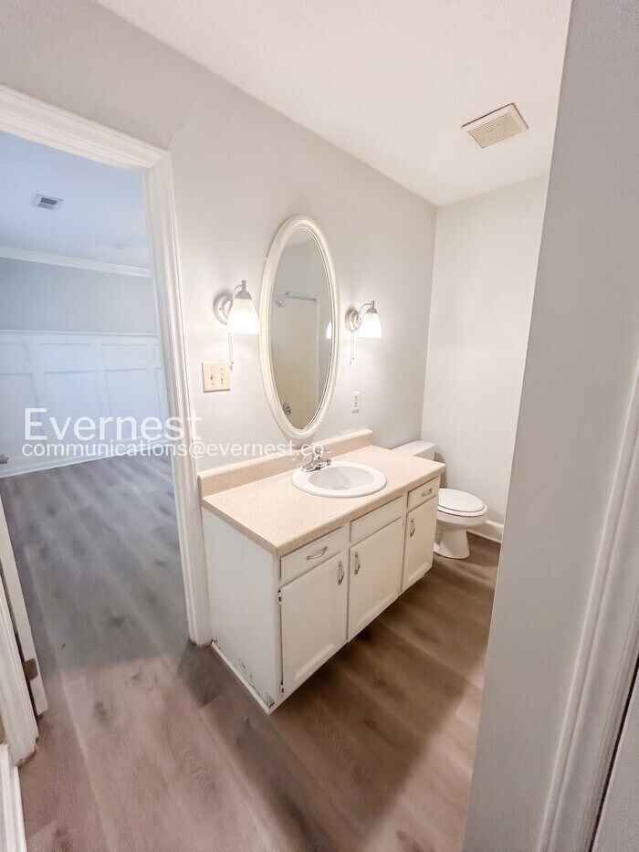 Building Photo - 3208 Pinecrest Dr