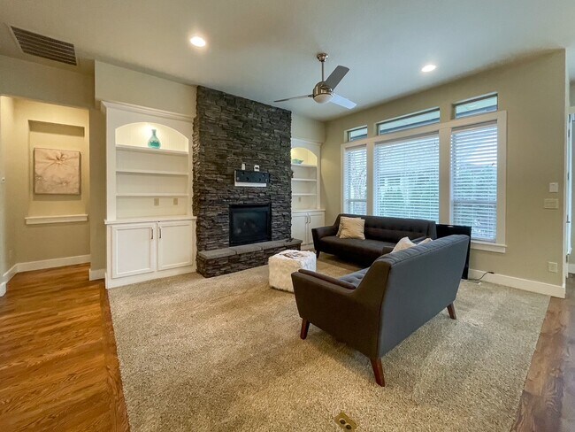 Building Photo - 307 E Grove Creek Ln