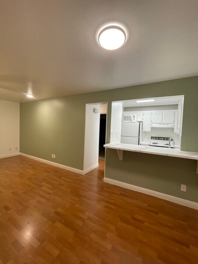 Building Photo - 480 S 200 W