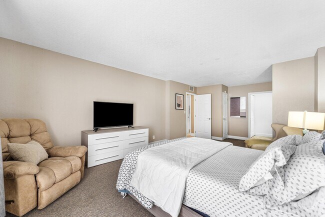 Building Photo - 1600 S Ocean Dr