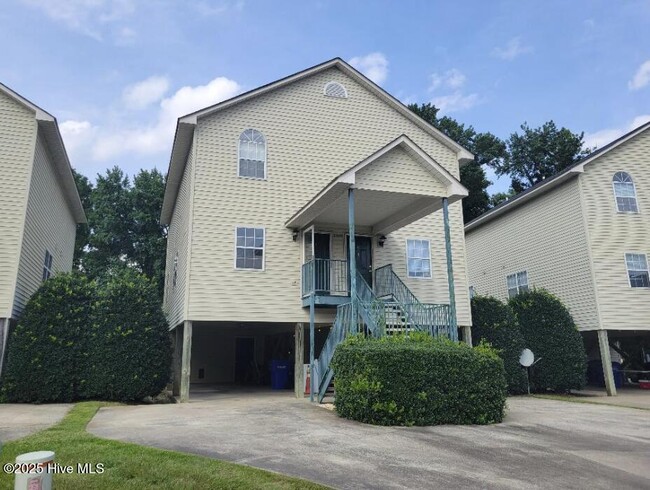 Primary Photo - 2009 River Dr