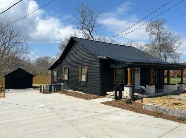 Building Photo - Charming 2BR Lebanon Home with Modern Updates & Large Yard