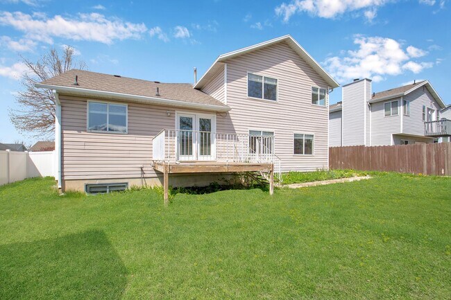 Building Photo - Amazing 4 Bed - 3.5 Bath, Pet-Friendly Lay...