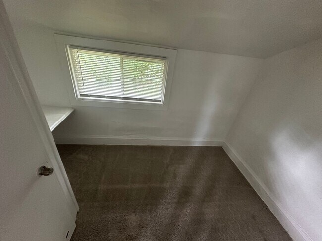 Building Photo - This is a 2 bedroom 1 bath single family h...