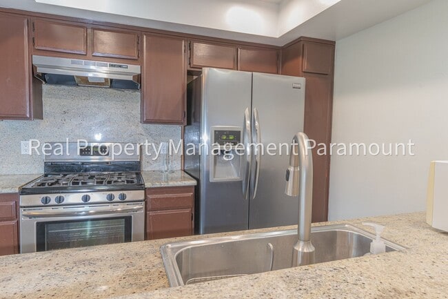 Building Photo - Don't miss out! 2 Bed 2 bath ready to go!