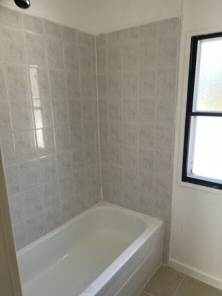 Master bathroom - 3302 Philadelphia Rd