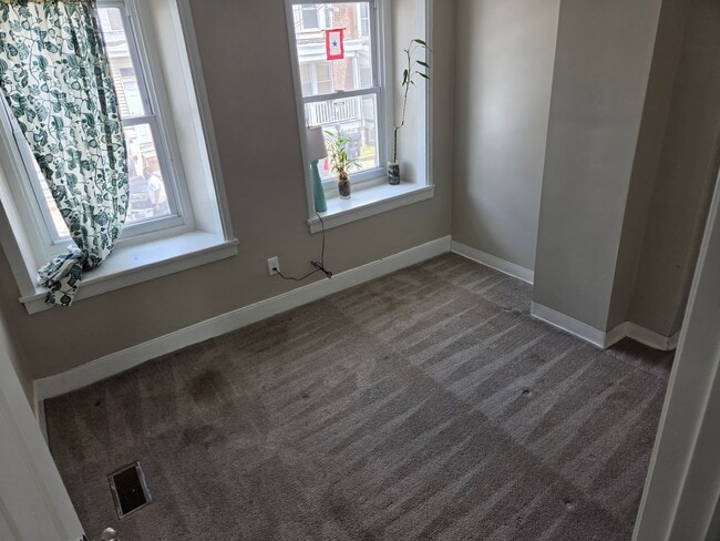 Building Photo - 2 Bedroom 1 Bath Townhouse