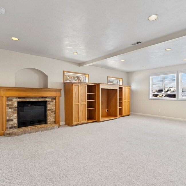 Building Photo - Large Murray 4 Bedroom Home