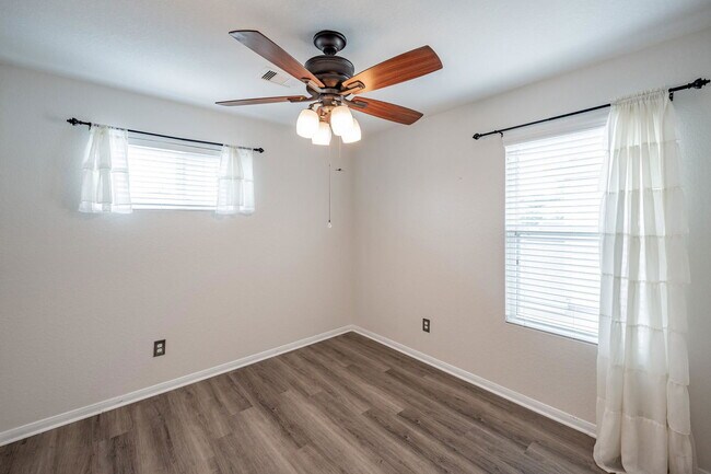 Building Photo - 9917 Kingfisher Dr