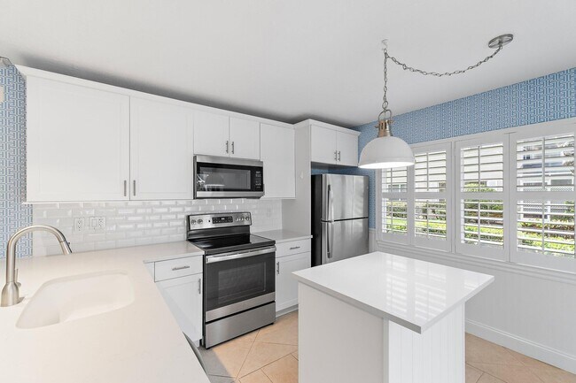 Building Photo - 2406 SW Danbury Ln