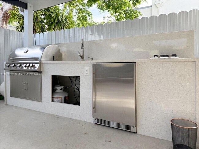 Building Photo - 927 SW 18th Ave