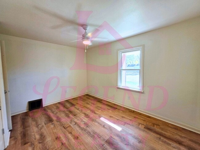 Building Photo - Charming 3-Bedroom with Huge Yard & Covere...