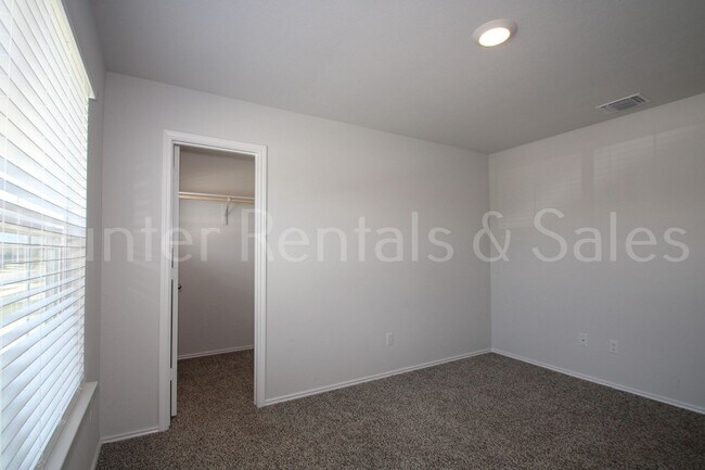 Building Photo - Spacious Open-Concept 3 Bedroom Home with Split Floor Plan
