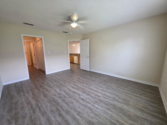Building Photo - 3BR/2BA home with 2 car garage and privacy...