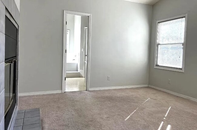 Building Photo - 821 W Rosewood Dr