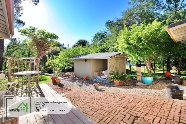 Building Photo - 3350 Mountain Oak Dr