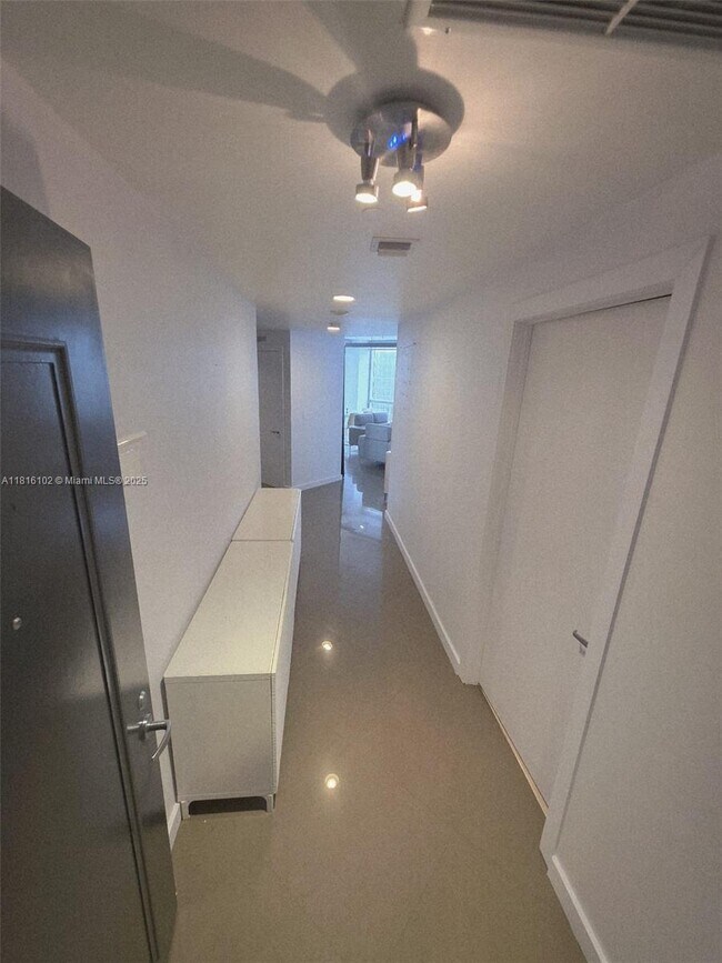 Building Photo - 1060 Brickell Ave