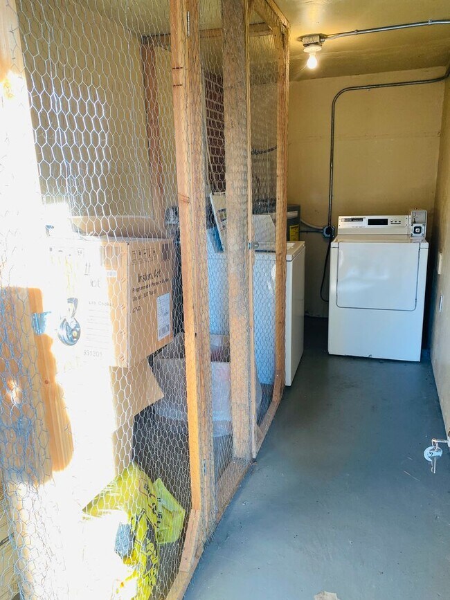 Building Photo - Super Cute Single Level Duplex Unit