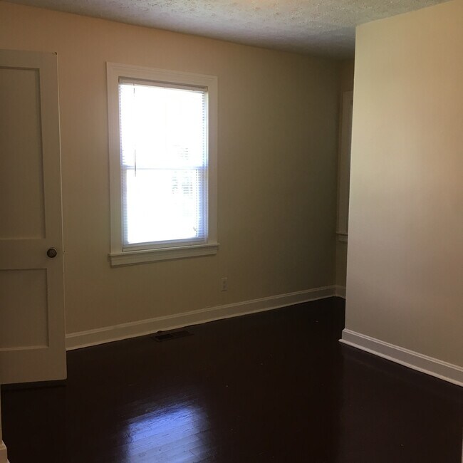 Building Photo - Spacious 3BR/2BA Home off of Taylor Blvd