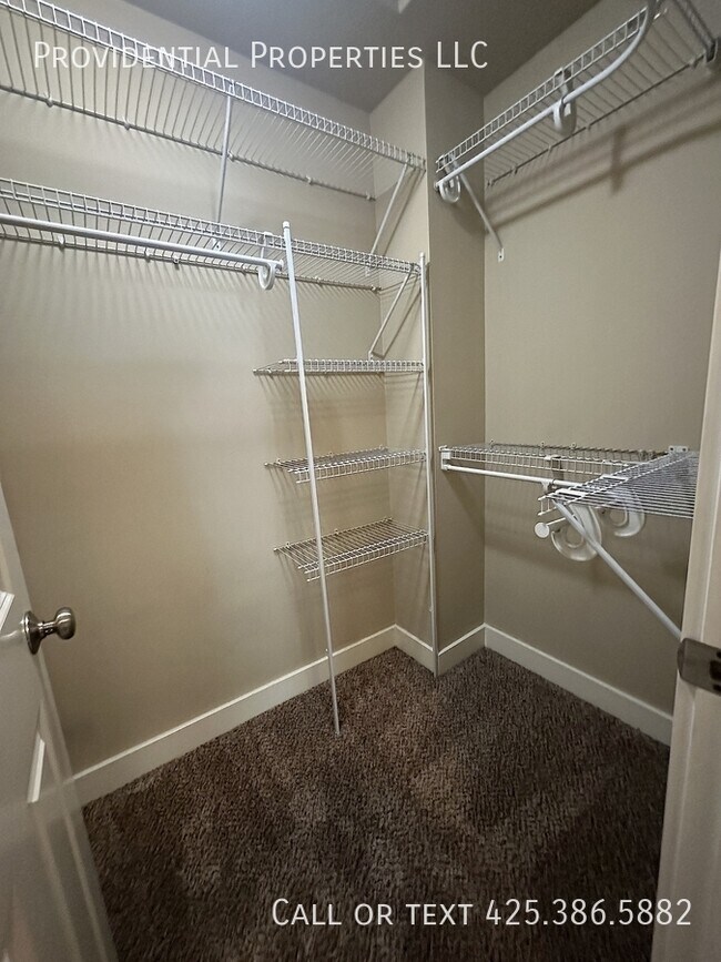 Building Photo - 9720-9186 186 St E