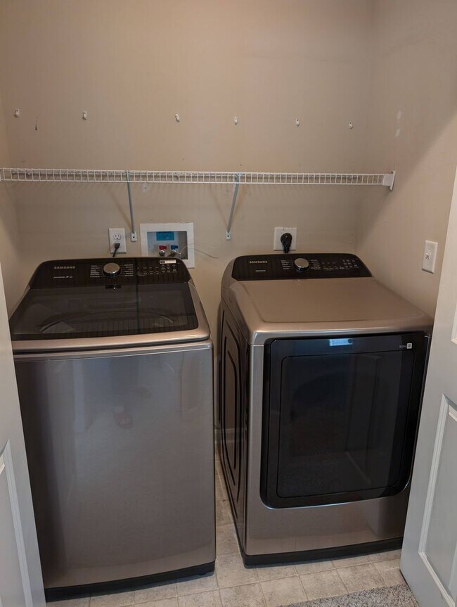 Building Photo - AVAILABLE NOW! Luxurious and Modern 3-4 Be...