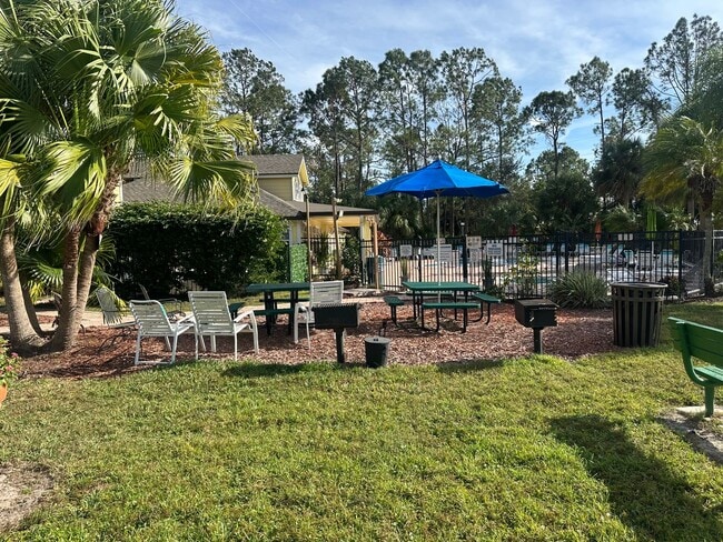 Building Photo - Spacious 3 bedroom condo, perfectly located near shopping & attractions!