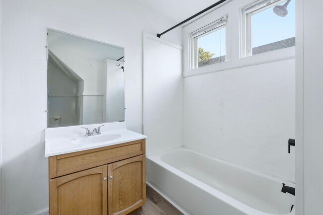 Building Photo - 3-Bed, 2-Bath Home with Large Kitchen & De...