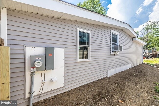 Building Photo - 8 Sherman Dr