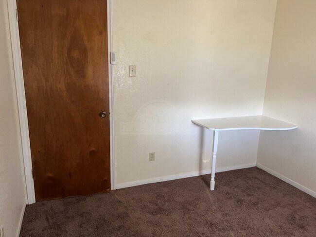 Building Photo - 2733 Phyllis Dr