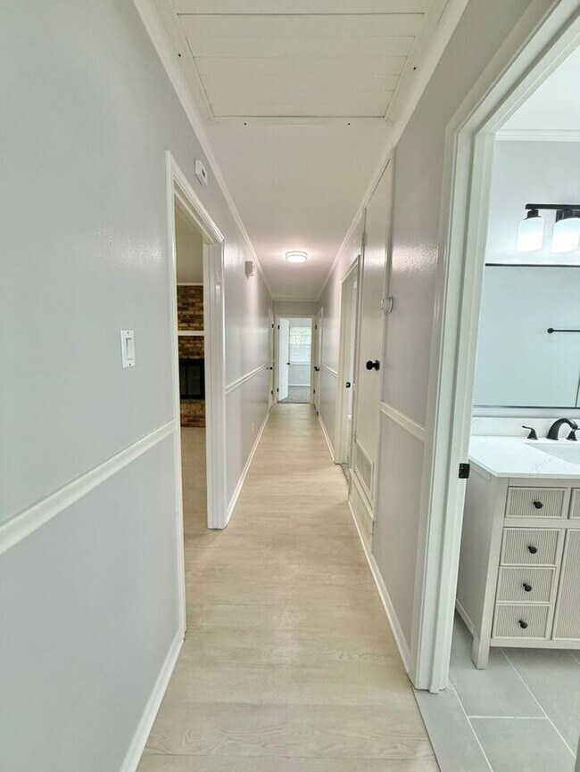 Building Photo - Charming 3-Bedroom Home! Tour Today!