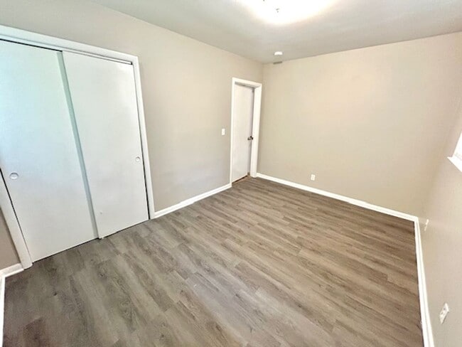 Building Photo - 3902 Lakeview Dr NW