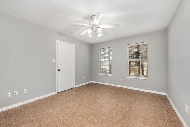 Building Photo - August 2026 Pre-Lease! Fantastic 4 Bed, 3 Bath Near Campus!