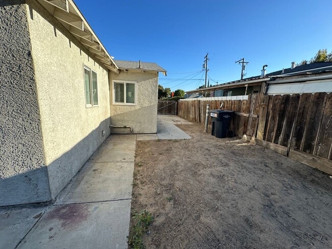 Building Photo - Nicely remodeled home