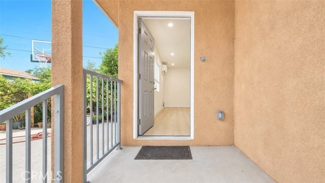 Building Photo - 628 W Floral Dr