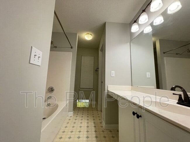 Building Photo - 201 Fairview Lake Way