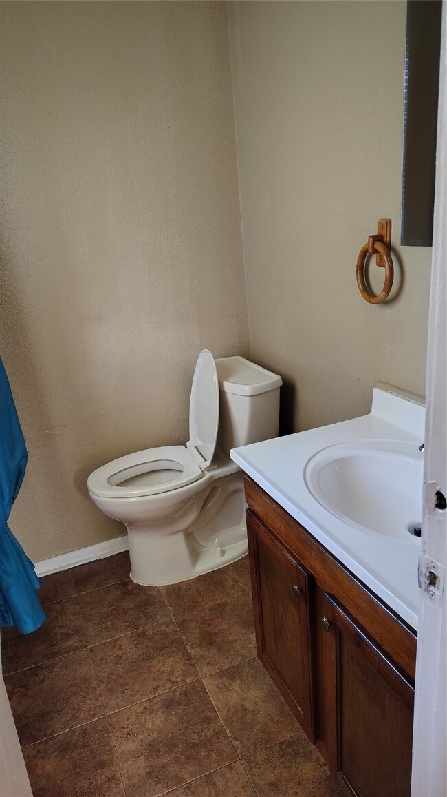 Building Photo - 8610 Valley S Dr