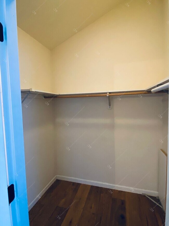 Building Photo - Desirable Modern & Charming Westside 2BR -...