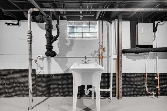 Building Photo - 8013 Monaldi Dr