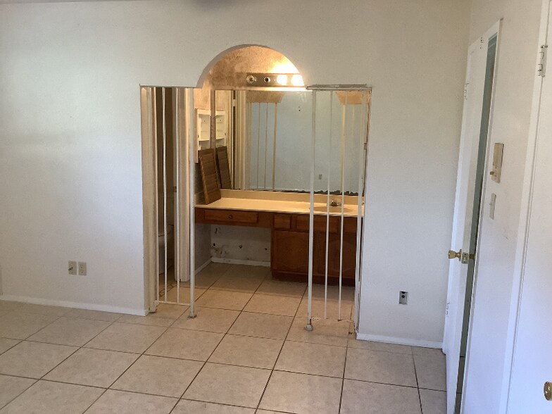 Building Photo - 109 Lake Forest Blvd