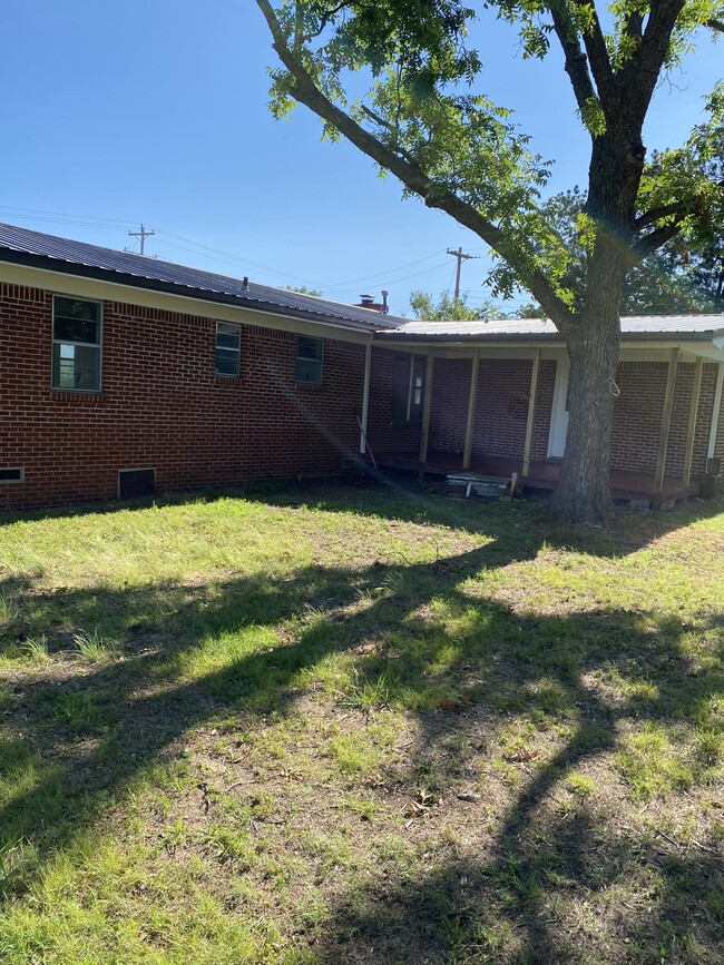 Building Photo - 625 Country Club Rd