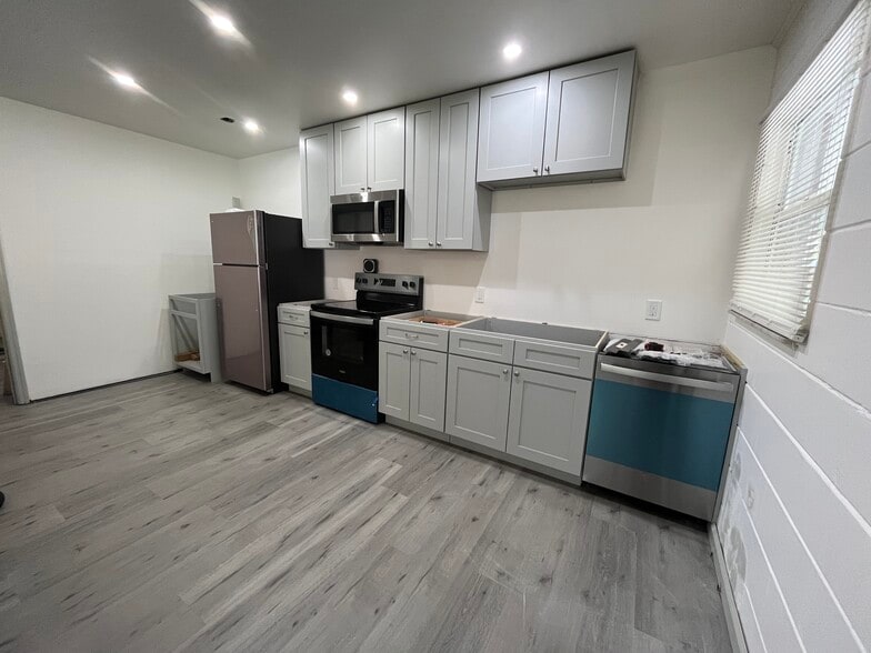 Kitchen - 618 NE 11th St