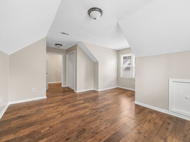 Building Photo - Cozy 3 Bedroom, 2.5 Bath Home with 2 Car G...